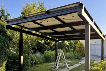 Ecosolarcarport Luxo Solarcarport aus Aluminium für ein Auto – Realisiert in Deutschland